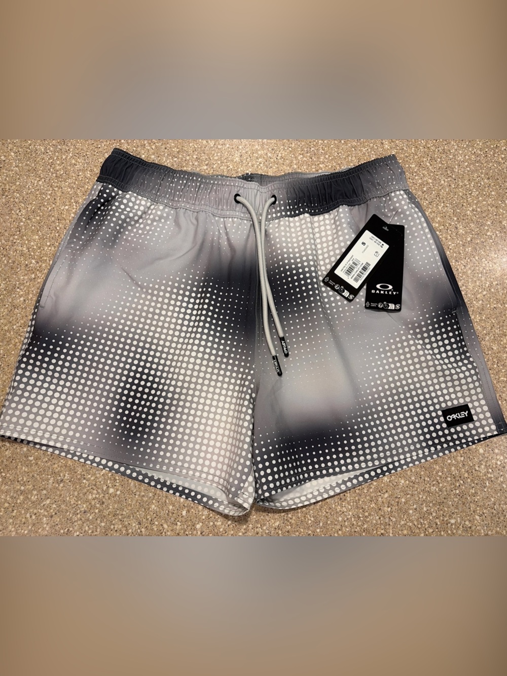 NWT Oakley Sand Pixel RC 16” Beach Shorts Swim Trunks Spots Grey Men’s Small $55